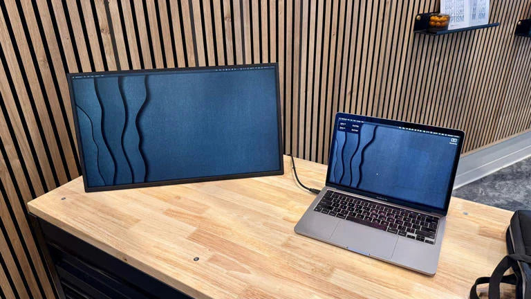 UMax 21.5 Review – A Full Desktop Monitor That Travels With You